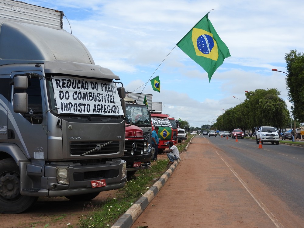 Quem são e o que querem os caminhoneiros que estão parando o país?